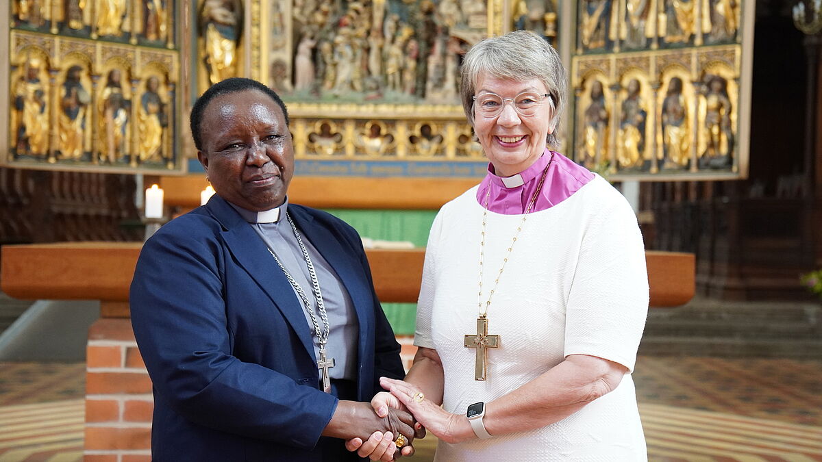 Landesbischöfin Kristina Kühnbaum-Schmidt (r.) nahm gemeinsam mit Bischöfin Catherine Ngina Musau am Mittagsgebet im Schweriner Dom teil.  Foto: Jonny Franzke / Nordkirche