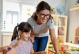 Erzieherin mit Kindern und Bauklötzen 