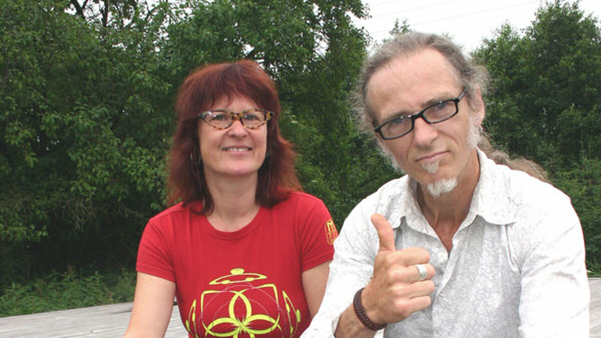 Künstlerpaar Lohmeyer zeigt wieder Flagge gegen Rechtsextremismus.
