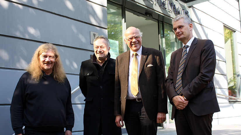 Pressegespräch Luther Die Autoren Günter Senkel (v.l.) und Feridun Zaimoglu mit Landesbischof Gerhard Ulrich und dem Präsidenten des Landeskirchenamts Peter Unruh.