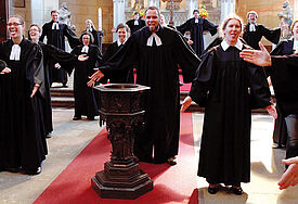 Bild aus dem Dokumentarfilm "Pfarrer" über evangelische Berufseinsteiger am Predigerseminar in Wittenberg.