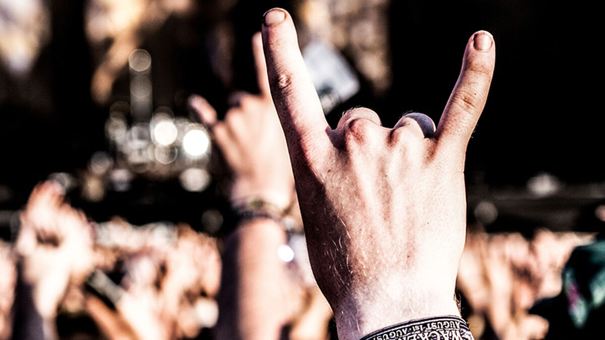 Mit diesem typischen Zeichen sorgen die Besucher in Wacken für Stimmung
