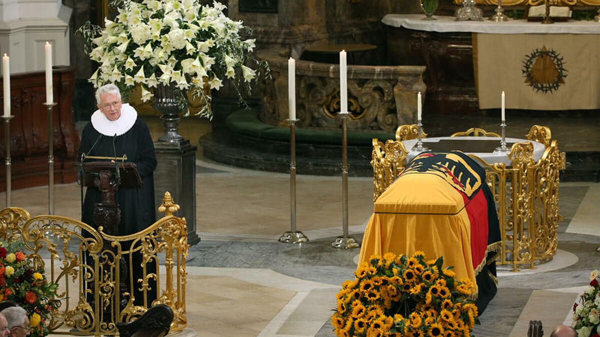 Der Staatsakt hatte mit einem Gottesdienst und einer Predigt von Hauptpastor Alexander Röder begonnen. Der Sarg des Verstorbenen war während des Staatsaktes vor dem Altar im barocken Innenraum der Kirche aufgebahrt.