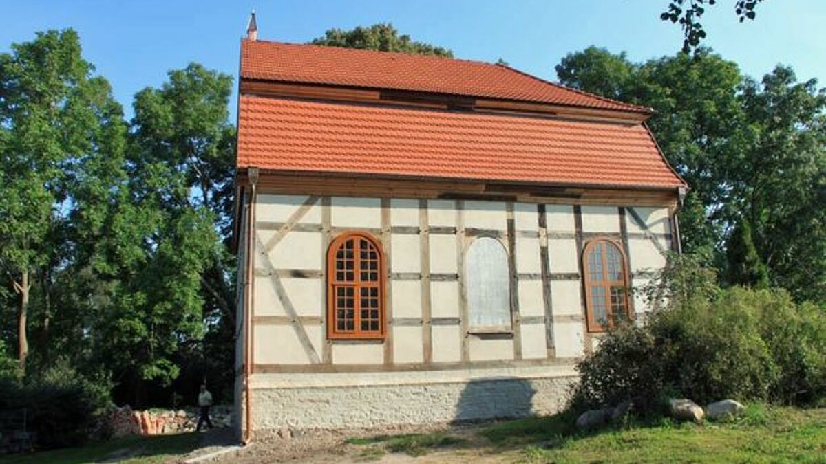 Von außen wieder schick: Die Kirche in Podewall nach der Notsicherung im Jahr 2015.