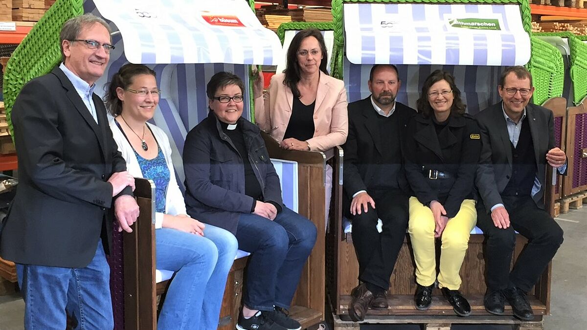 In Meldorf konnte man im neuen Strandkorb schon einmal zur Probe sitzen: Ulrich Schmidt (Projektstelle Kirche und Tourismus, v.l.), Angelika Michelly (Urlauberseelsorgerin Büsum), Pastorin Ina Brinkmann, Dorothee Martens-Hunfeld (Vorstand Stiftung Mensch), Propst Andreas Crystall, Merle Fromberg (Touristikfachfrau) und Pastor Michael Stahl.