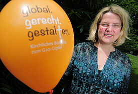 Dem Bündnis ist die Luft noch lange nicht ausgegangen - es gibt Luftballons mit dem Motto "global.gerecht.gestalten" - Anne Freudenberg organisiert mit vielen weiteren Helfern den Gottesdienst dazu.