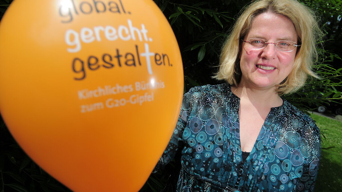 Dem Bündnis ist die Luft noch lange nicht ausgegangen - es gibt Luftballons mit dem Motto "global.gerecht.gestalten" - Anne Freudenberg organisiert mit vielen weiteren Helfern den Gottesdienst dazu.