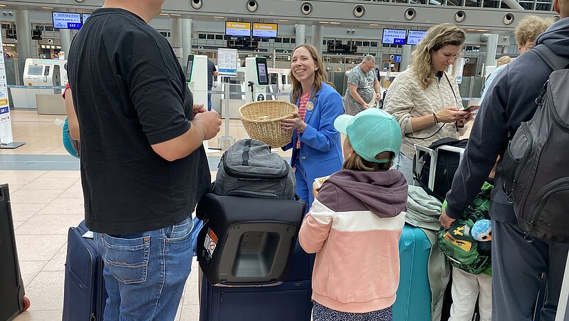 Flughafen-Pastorin Christina Stemmann verteilt Sonne und Segen an Reisende