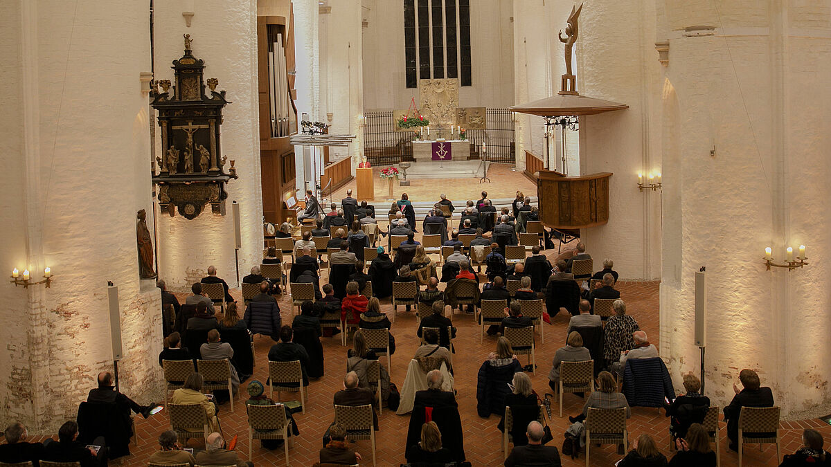 Blick von der Empore auf die rund 300 Gäste aus Kirche und Politik, Kultur und Wirtschaft