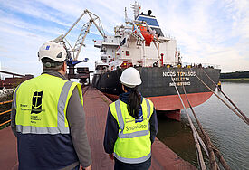 Michael Klee (l.) und Nataped Deppe (r.), beide bei der Bremer Seemannsmission beschäftigt, auf dem Weg zu einem Bordbesuch auf dem Massengutfrachter "Nicos Tomasos", der mit einer Ladung Dolomit in den Hafen der Bremer Stahlwerke gekommen ist.