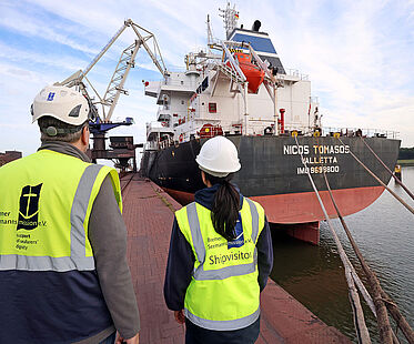 Michael Klee (l.) und Nataped Deppe (r.), beide bei der Bremer Seemannsmission beschäftigt, auf dem Weg zu einem Bordbesuch auf dem Massengutfrachter "Nicos Tomasos", der mit einer Ladung Dolomit in den Hafen der Bremer Stahlwerke gekommen ist.