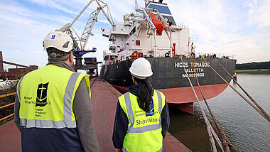 Michael Klee (l.) und Nataped Deppe (r.), beide bei der Bremer Seemannsmission beschäftigt, auf dem Weg zu einem Bordbesuch auf dem Massengutfrachter "Nicos Tomasos", der mit einer Ladung Dolomit in den Hafen der Bremer Stahlwerke gekommen ist.