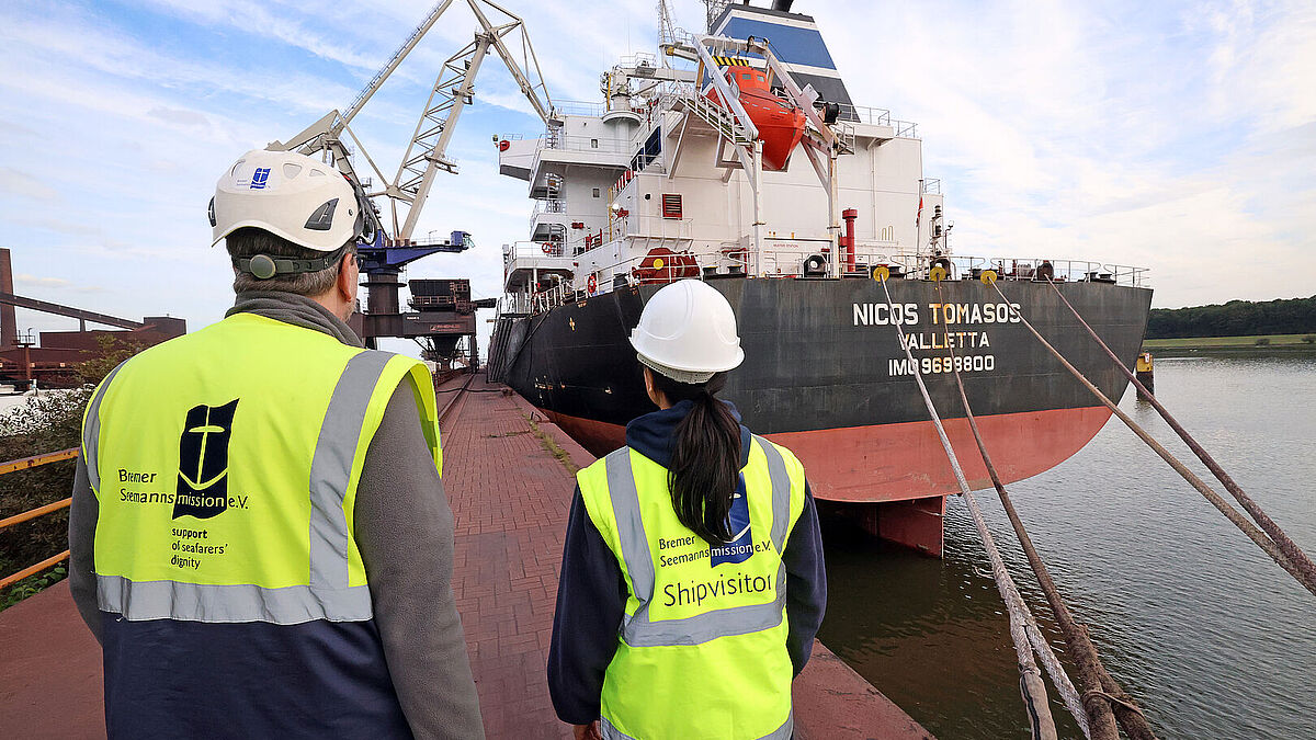 Michael Klee (l.) und Nataped Deppe (r.), beide bei der Bremer Seemannsmission beschäftigt, auf dem Weg zu einem Bordbesuch auf dem Massengutfrachter "Nicos Tomasos", der mit einer Ladung Dolomit in den Hafen der Bremer Stahlwerke gekommen ist. Die Bremer Seemannsmission besteht seit mehr als 170 Jahren und ist damit die älteste Einrichtung dieser Art in Deutschland. Die Deutsche Seemannsmission wurde am 29. September vor 140 Jahren in Hannover gegründet.