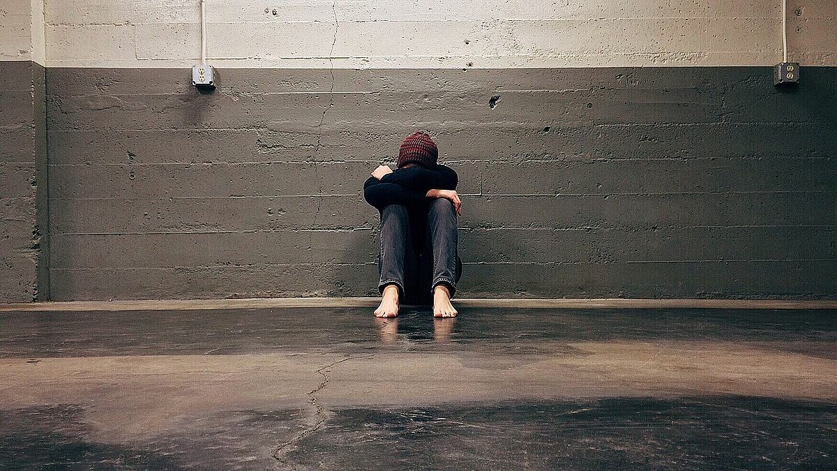Armut macht häufig einsam und krank. Werden obdachlose Menschen auch noch aus der Innenstadt vertrieben, verschlechtert sich ihre Lage weiter. 