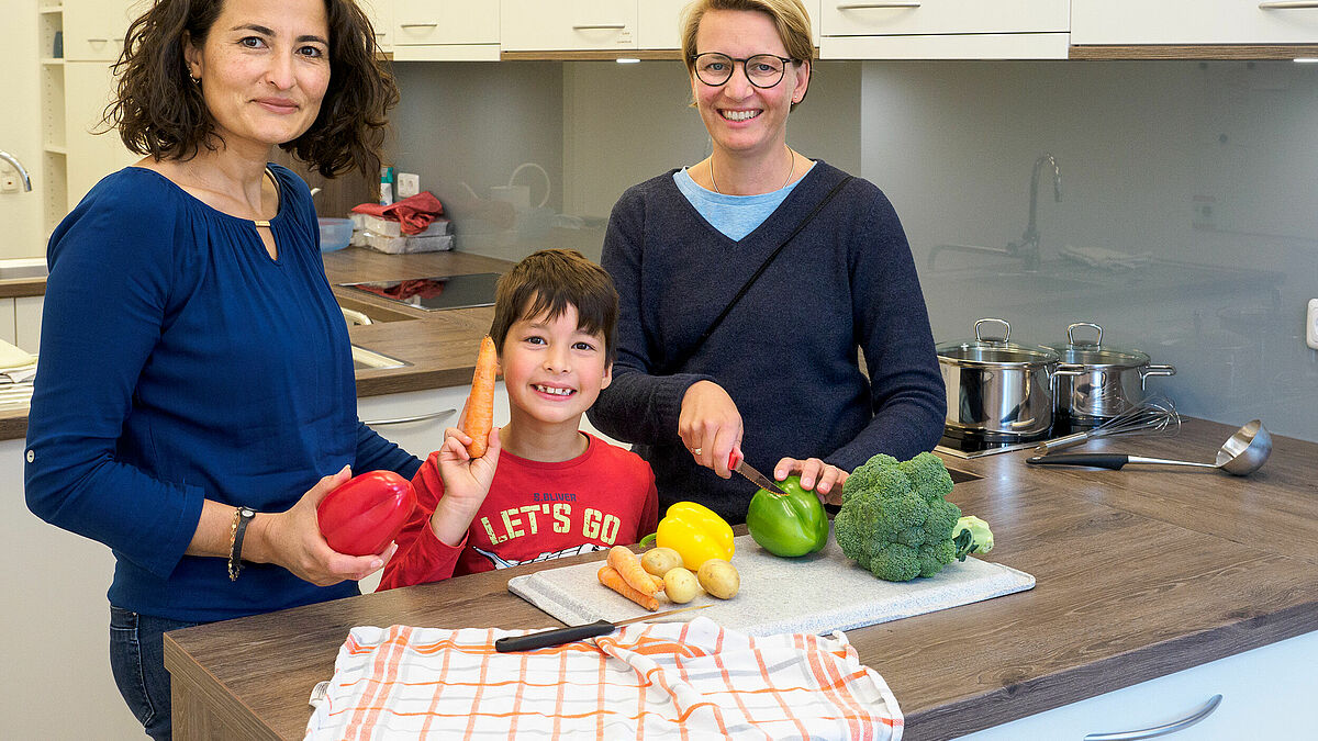Dilek Karayigit (links mit Sohn Efe) und Chantal Schierbecker wollen zeigen, wie man mit wenig Geld gesund und genussreich kochen uns essen kann. 