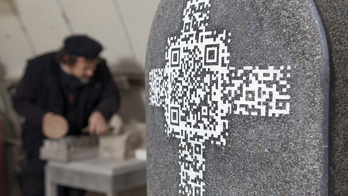 Steinmetz Andreas Rosenkranz stellt Grabsteine mit sogenannten QR-Codes für Smartphones her.