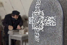 Steinmetz Andreas Rosenkranz stellt Grabsteine mit sogenannten QR-Codes für Smartphones her.