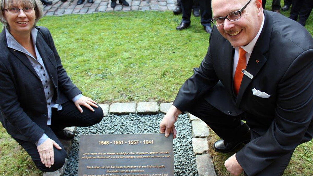 Pastorin Christiana Lasch-Pittkowski und Schleswigs Bürgermeister Arthur Christiansen an der Gedenktafel