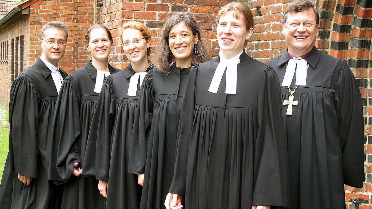V.l.n.r.: Arnold Pett, Ellen Nemitz, Silke Kühn, Susanne Kiefer, Isabell Giebel und Bischof Dr. Hans-Jürgen Abromeit