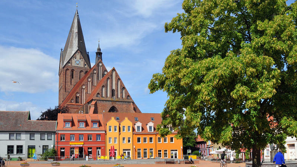 Der Markt mit der St. Marienkirche im nordvorpommerschen Barth. Die lange in Vergessenheit geratene, teilweise knapp 600 Jahre alte Kirchenbibliothek in der St. Marienkirche nun hat Teile ihres historischen Bestands gesichert