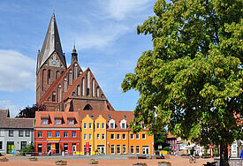Der Markt mit der St. Marienkirche im nordvorpommerschen Barth. Die lange in Vergessenheit geratene, teilweise knapp 600 Jahre alte Kirchenbibliothek in der St. Marienkirche nun hat Teile ihres historischen Bestands gesichert