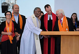 Zum Abschluss des Kirchentags kommen sie in Wittenberg zusammen: Kirchentagspräsidentin Christina aus der Au (v.l.), Erzbischof Thabo Makgoba (Primas Anglikanische Kirche Südafrika), Arnd Schomerus (Kirchentagspastor, Fulda) und Bundespräsident Frank-Walter Steinmeier.