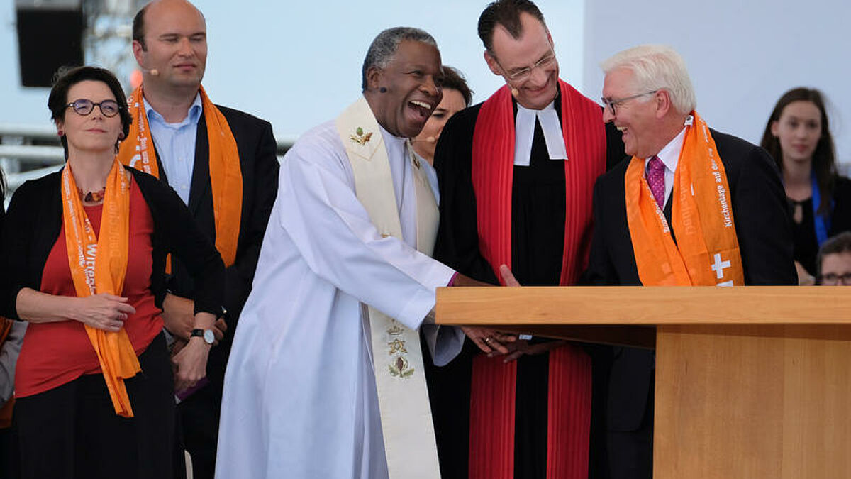 Der 36. Deutsche Evangelische Kirchentag ging am Sonntag (28.05.2017) mit einem grossen Festgottesdienst in Wittenberg zu Ende. (Foto v.li.: Kirchentagspraesidentin Christina aus der Au; Erzbischof Thabo Makgoba, Primas Anglikanische Kirche Suedafrika; Arnd Schomerus, Kirchentagspastor, Fulda; Bundespraesident Frank-Walter Steinmeier) Dazu wurden auf den Elbwiesen der Lutherstadt bis zu 100.000 Glaeubige erwartet. Das am Mittwoch begonnene Protestantentreffen in Berlin und Wittenberg stand im Zeichen des 500. Reformationsjubilaeums. Die Organisatoren zaehlten rund 106.000 Dauerteilnehmer. An sechs regionalen "Kirchentagen auf dem Weg" beteiligten sich bis Samstag etwa 50.000 Menschen. (Siehe epd-Meldung vom 28.05.2017)