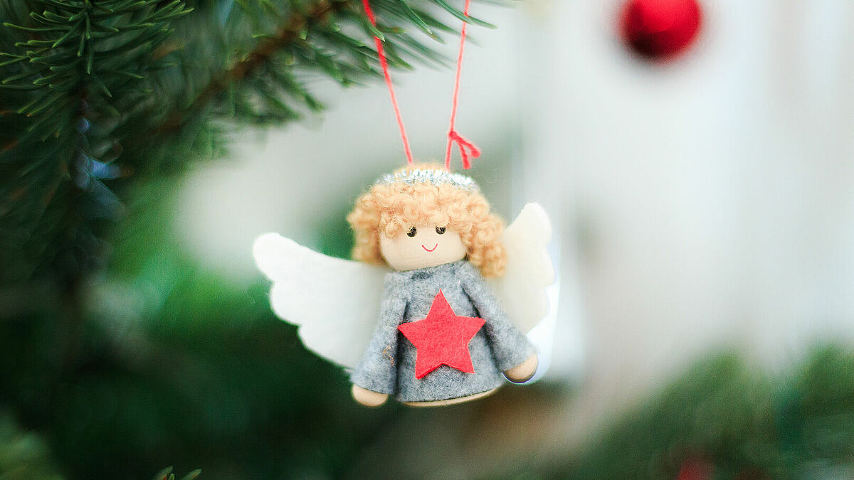 In den Gottesdiensten an Heiligabend steht die biblische Weihnachtsgeschichte im Mittelpunkt, wie sie der Evangelist Lukas überliefert hat. Er erzählt, wie Maria in einem Stall in Bethlehem ihren Sohn Jesus zur Welt bringt und wie Engel den Hirten auf dem Feld die Geburt verkünden. 