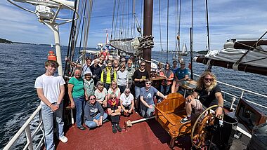 24 Frauen und zwei Männer haben sich bei der Frauenegelreise auf dem Mittelschiff des Traditionsseglers Regina Maris für ein Foto versammelt.