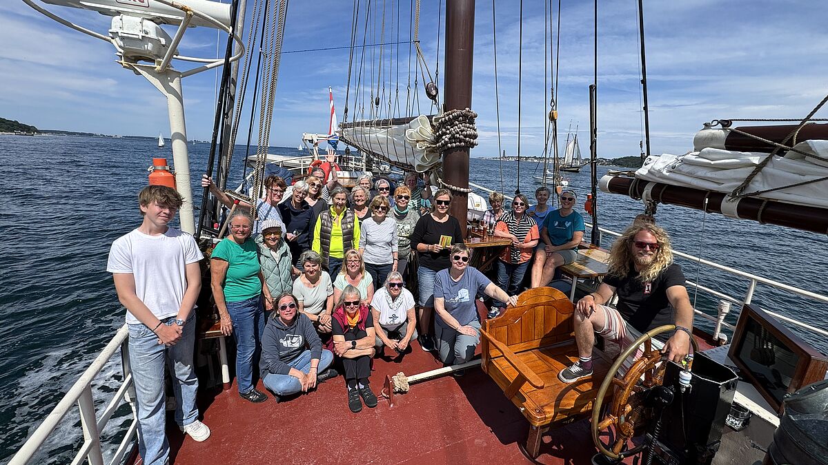 Die Teilnehmerinnen bei der Frauensegelreise im Juli 2025 auf der Regina Maris mit der Crew.