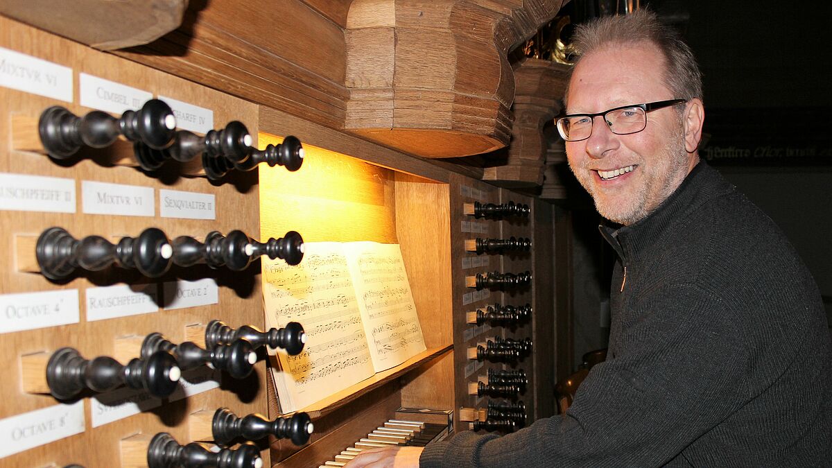 Gunnar Sundebo, Kantor und Organist der Kirchengemeinden Wesselburen und Büsum, wurde von der Kirchenleitung der Nordkirche zum Kirchenmusikdirektor ernannt. 