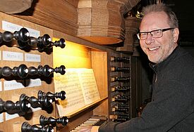 Gunnar Sundebo an der Orgel in Wesselburen