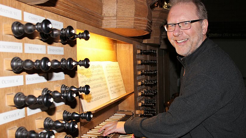 Gunnar Sundebo an der Orgel in Wesselburen