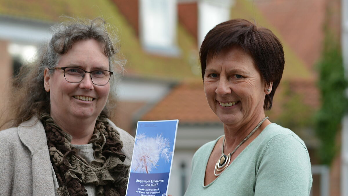 Helfen mit Seelsorge: Kerstin Jakobi (l.) und Ute Jacobsen bieten nun eine Gruppe für ungewollt kinderlose Paare an.