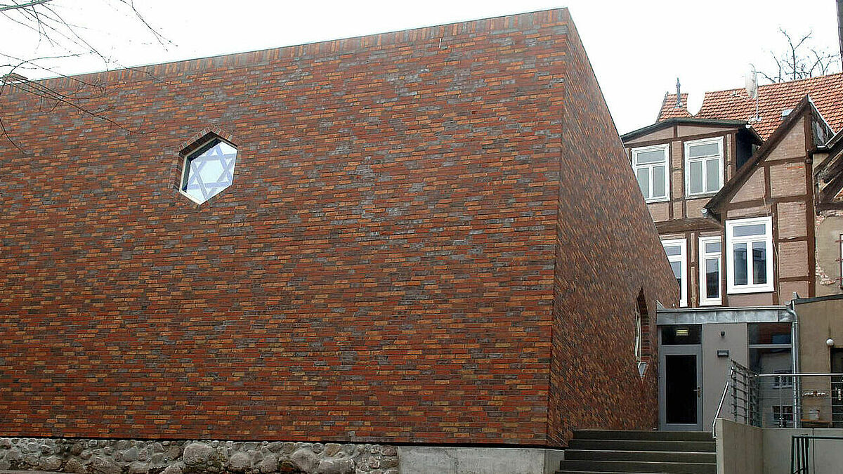 Die neue Synagoge in Schwerin wurde 2008 weitestgehend auf den Fundamenten ihres Vorgängerbaus aus dem Jahr 1773 errichtet. Die frühere Synagoge von 1773 war 1819 erweitert und erneuert worden. Sie wurde in der Reichspogromnacht am 9. November 1938 verwüstet und bald darauf abgerissen. 