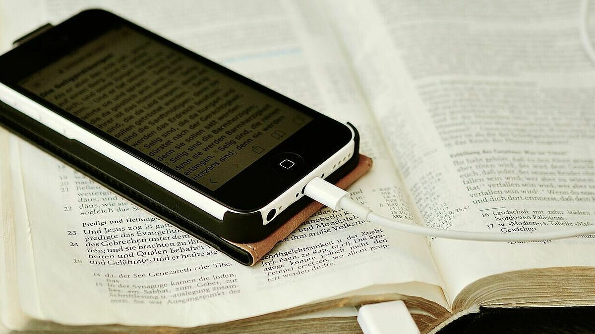 Print oder digital? Gottesdienste, Seelsorge und Bildungsprojekte werden mittlerweile auf vielen Wegen angeboten. Die Frage ist, was soll nach der Pandemie beibehalten werden? 