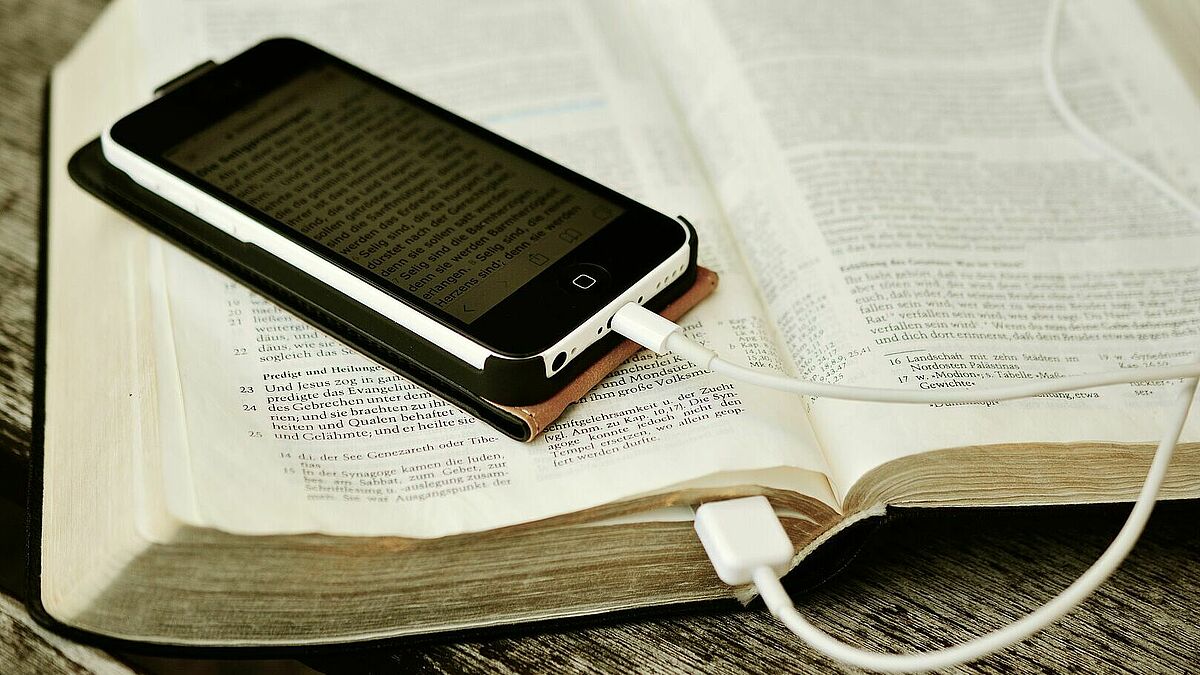 Print oder Digital? Inzwischen gibt es vielfältige Zugänge zur Bibel.