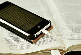 Bibel und Smartphone 