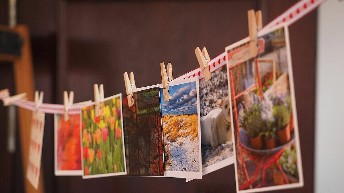 Postkartenmotive an einer Leine.