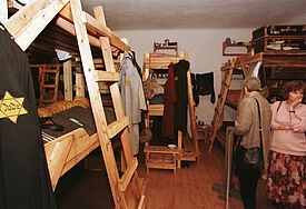 Besucher in einem nachgebauten Massenquartier für Frauen in der internationalen Begegnungsstätte im früheren jüdischen Ghetto Theresienstadt.