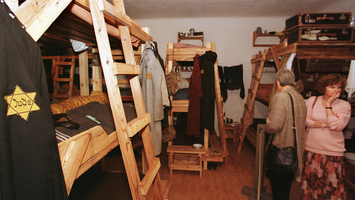 Besucher in einem nachgebauten Massenquartier für Frauen in der internationalen Begegnungsstätte im früheren jüdischen Ghetto Theresienstadt. 
