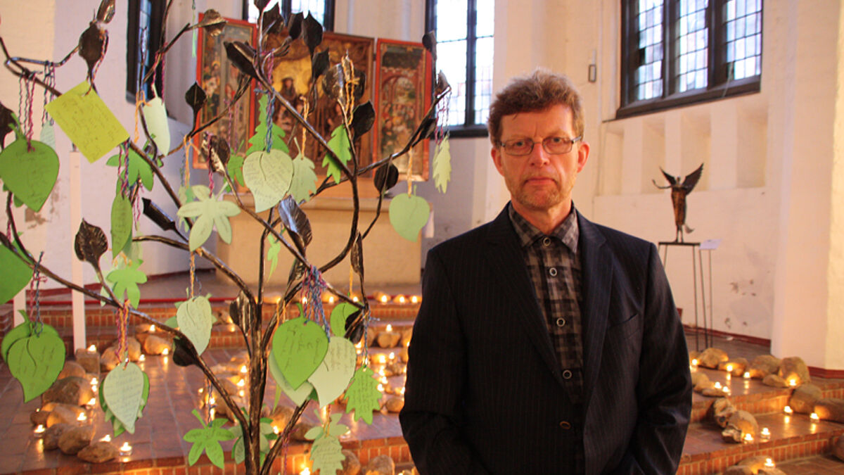 Der Künstler Piet Morgenbrodt in seiner Ausstellung in St. Jacobi angehängt. Er selbst ist betroffener Vater und hat den Gottesdienst zum Welttag der Suizidprävention aktiv mitgestaltet
