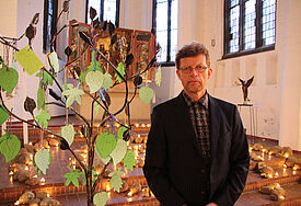Der Künstler Piet Morgenbrodt in seiner Ausstellung in St. Jacobi angehängt. Er selbst ist betroffener Vater und hat den Gottesdienst zum Welttag der Suizidprävention aktiv mitgestaltet. (c) AfÖ