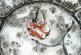 Eine Luftaufnahme von der Pauluskirche in Halle im Schnee