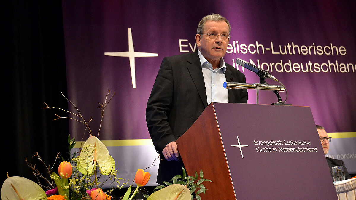 Dr. Henning von Wedel, Mitglied der Ersten Kirchenleitung, brachte das Landessynodenbildungsgesetz in die Synode ein