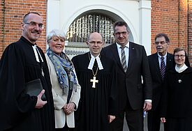 In der Rendsburger Christkirche feierten einen ökumenischen Gottesdienst (vl.l) Propst Matthias Krüger, Oberlandesgerichtspräsidentin Uta Fölster, Bischof Gothart Magaard, Innenminister Stefan Studt, Uwe Rath vom Landesverband WEISSER RING Schleswig-Holstein und Schwester Maria Magdalena Jardin vom Erzbistum Hamburg aus Kiel