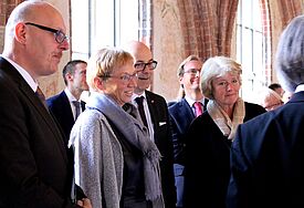 Im Rahmen der Feierstunde besichtigten die Förderer der Sanierung den St. Petri-Dom (v.r.) Staatsministerin Prof. Monika Grütters, Ministerpräsident Torsten Albig, Ministerin Anke Spoorendonk und Bürgermeister Dr. Arthur Christiansen