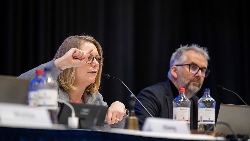 Anja Fährmann und Friedemann Magaard auf dem Podium der Landessynode