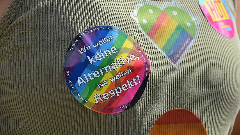 Shirt mit der Aufschrift "Wir wollen keine Alternative, wir wollen Respekt."