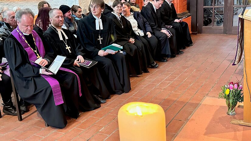 Die neuen Prädikant:innen warten in der Nikolaikirche in Wismar auf ihre Einsegung durch Bischof Tilman Jeremias.